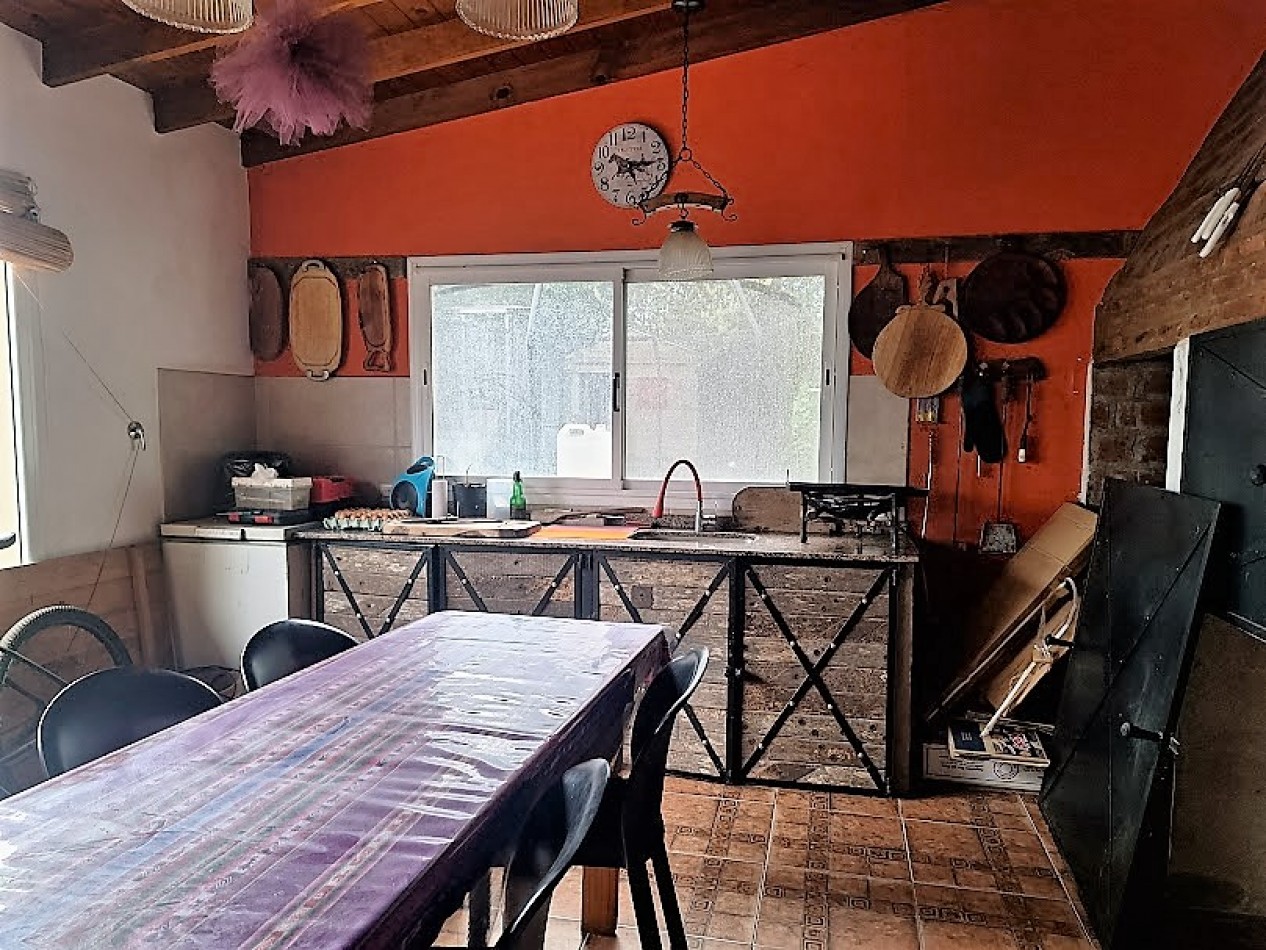 COMODA CASA CON AMPLIOS ESPACIOS Y QUINCHO.