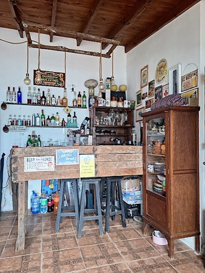 COMODA CASA CON AMPLIOS ESPACIOS Y QUINCHO.