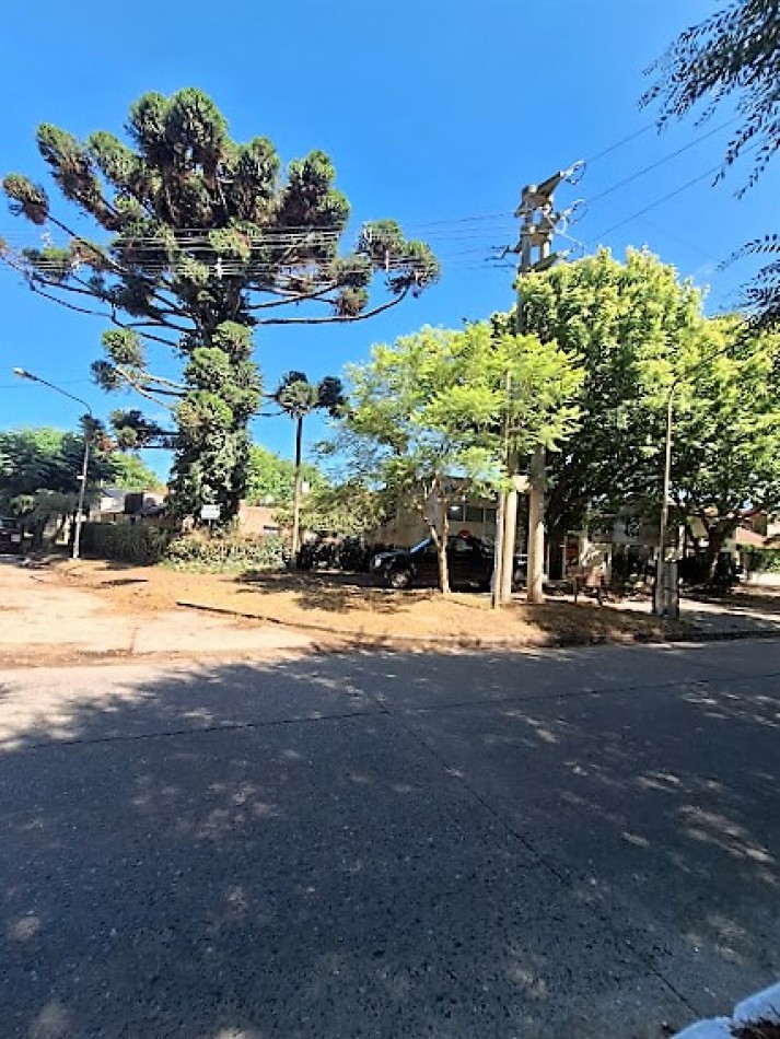 LOTE EN ESQUINA, FRENTE A AVENIDA PRINCIPAL CON HERMOSAS VISTAS.