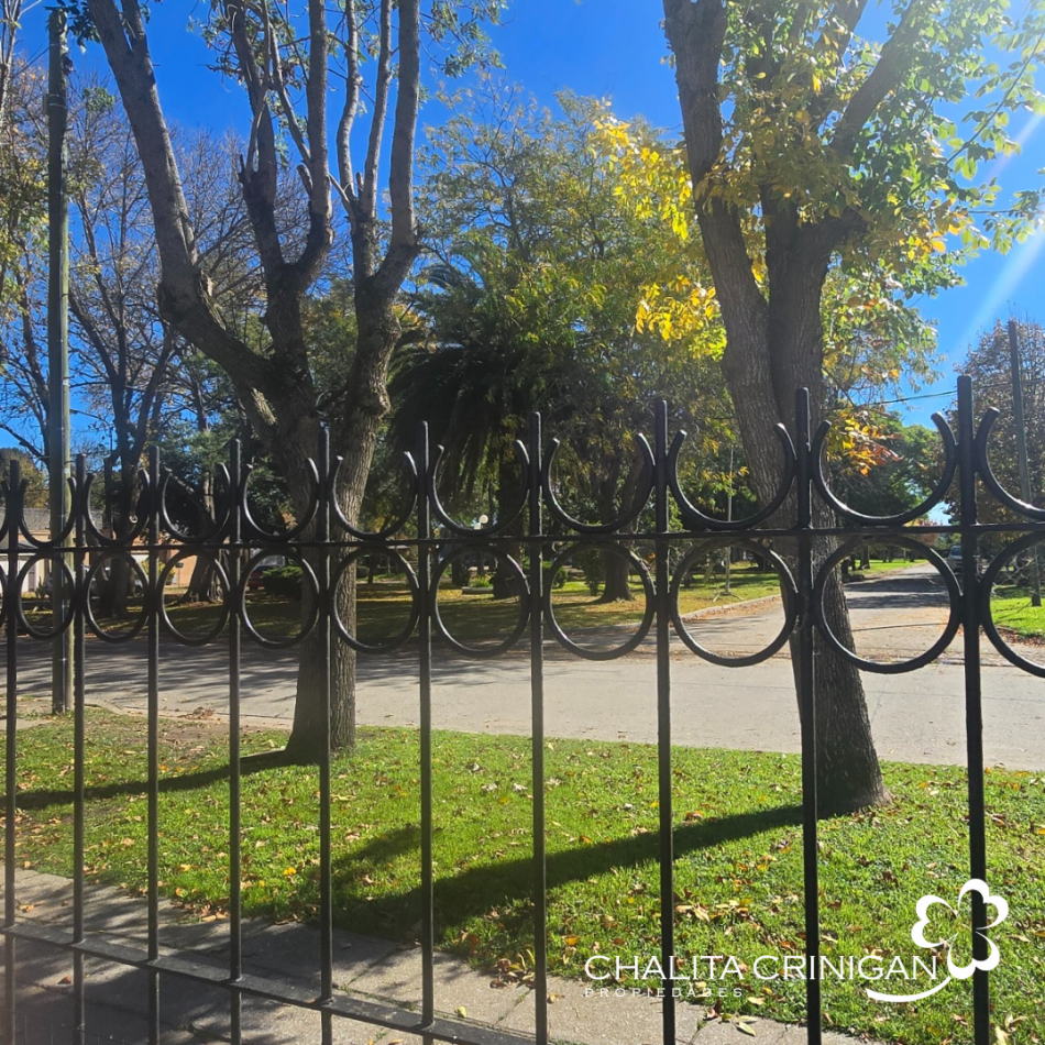 ¡VENTA! Gral. Madariaga, Bs. As. Propiedad con un gran potencial de 111m2 cubiertos sobre lote de 313 m2 . Ubicada en calle Zubiaurre  entre Arias y Saavedra 