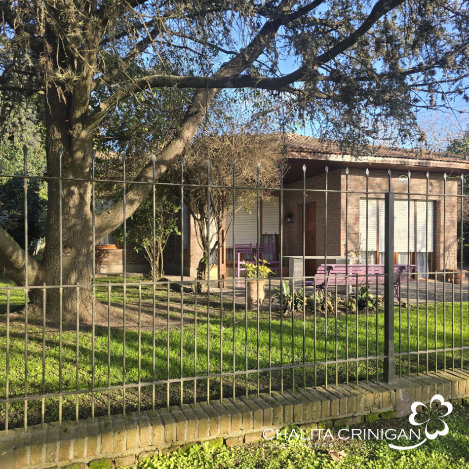 Chalet en lote arbolado de 800 m² - Ubicacion centrica , todos los servicios .
