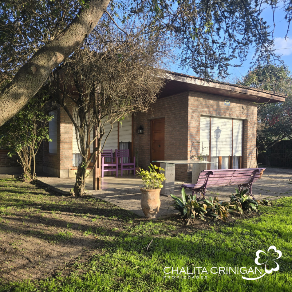 Chalet en lote arbolado de 800 m² - Ubicacion centrica , todos los servicios .