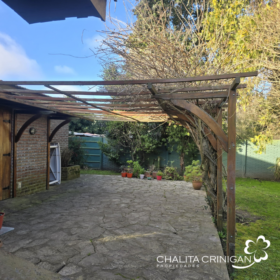Chalet en lote arbolado de 800 m² - Ubicacion centrica , todos los servicios .