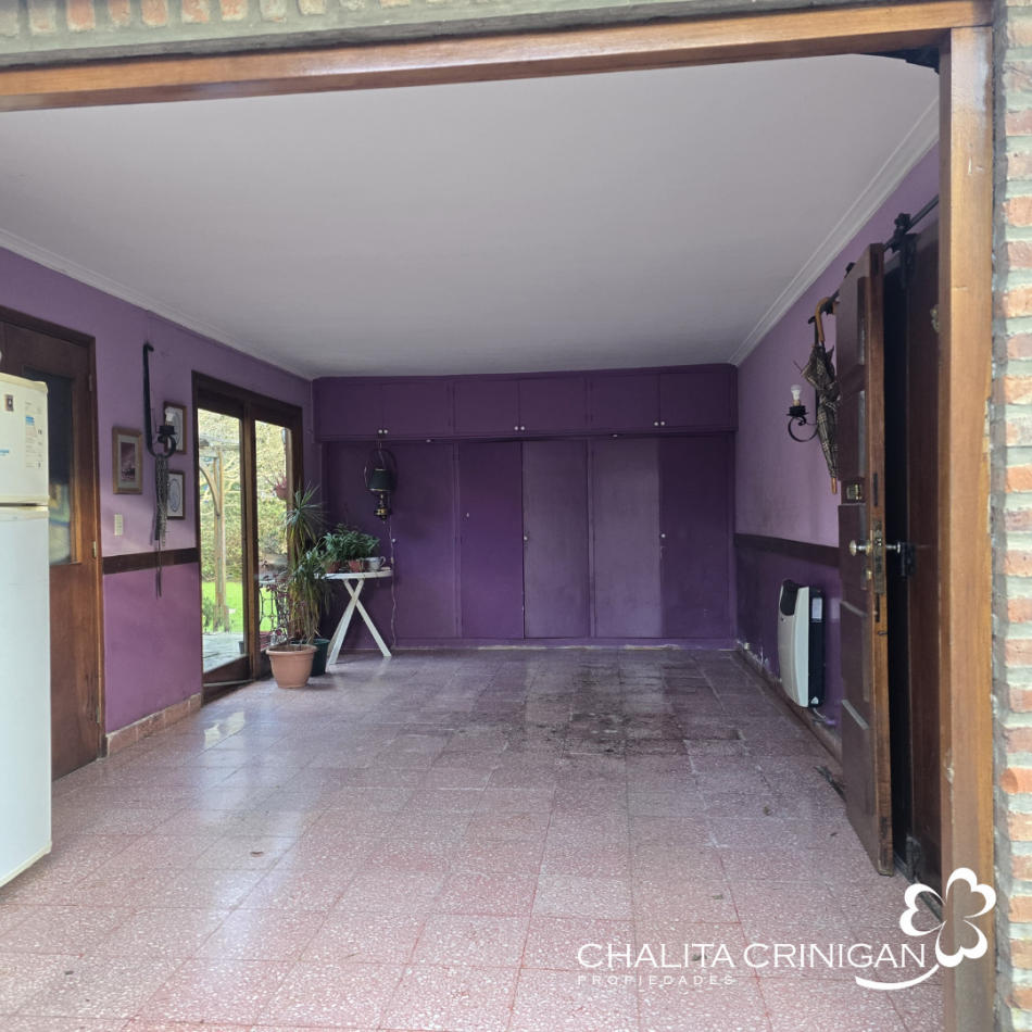 Chalet en lote arbolado de 800 m² - Ubicacion centrica , todos los servicios .