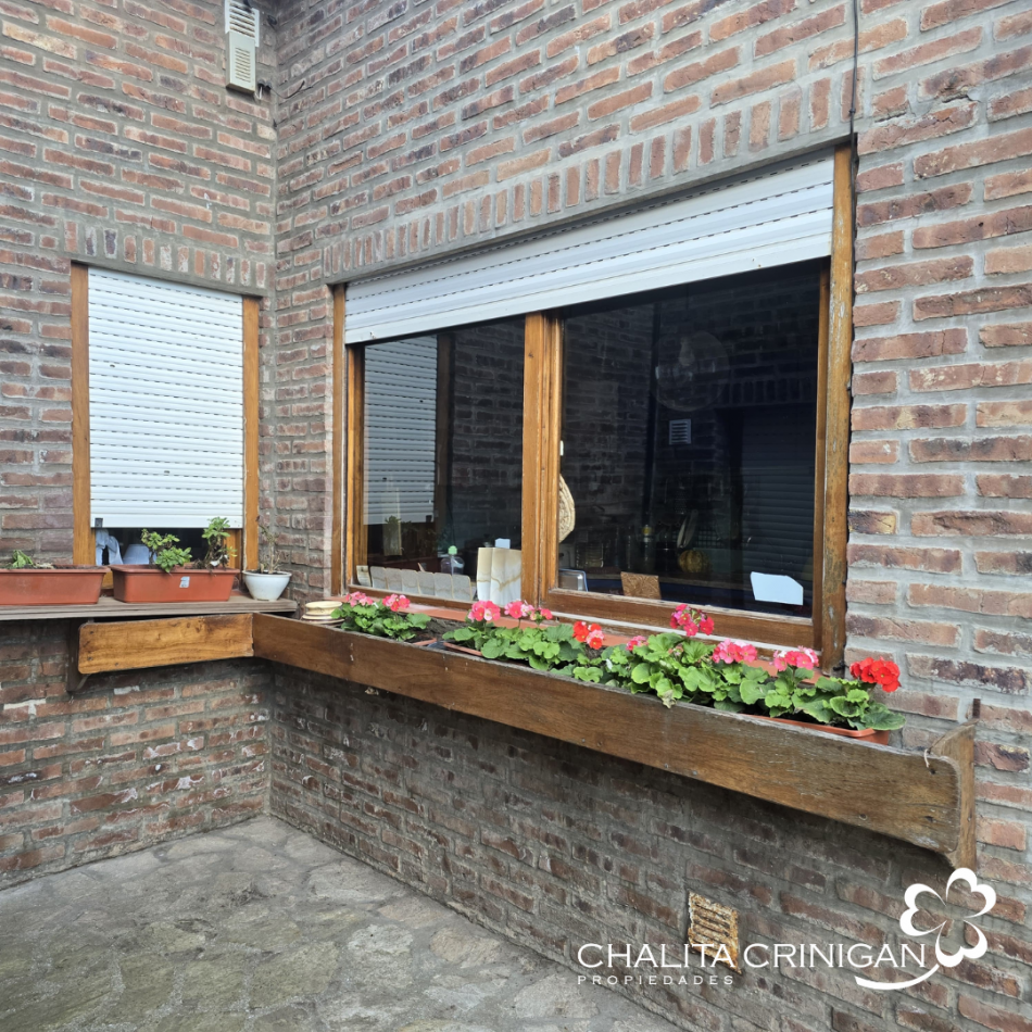Chalet en lote arbolado de 800 m² - Ubicacion centrica , todos los servicios .