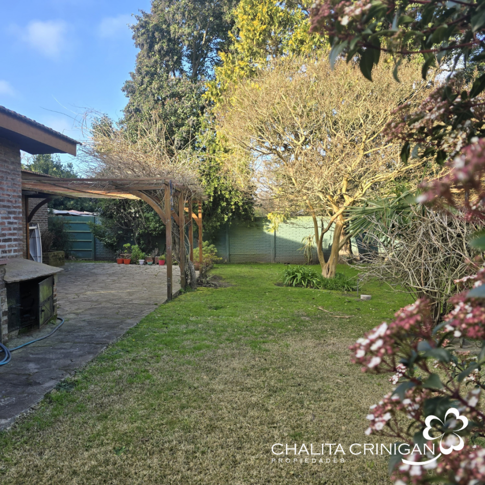 Chalet en lote arbolado de 800 m² - Ubicacion centrica , todos los servicios .