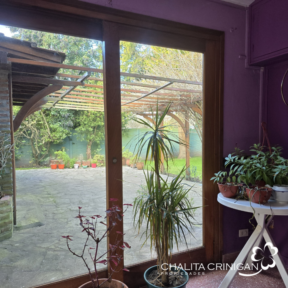 Chalet en lote arbolado de 800 m² - Ubicacion centrica , todos los servicios .