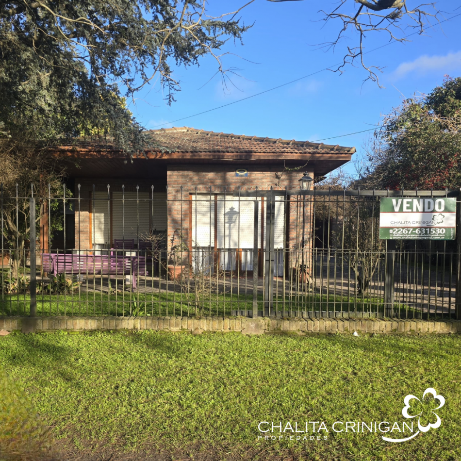 Chalet en lote arbolado de 800 m² - Ubicacion centrica , todos los servicios .