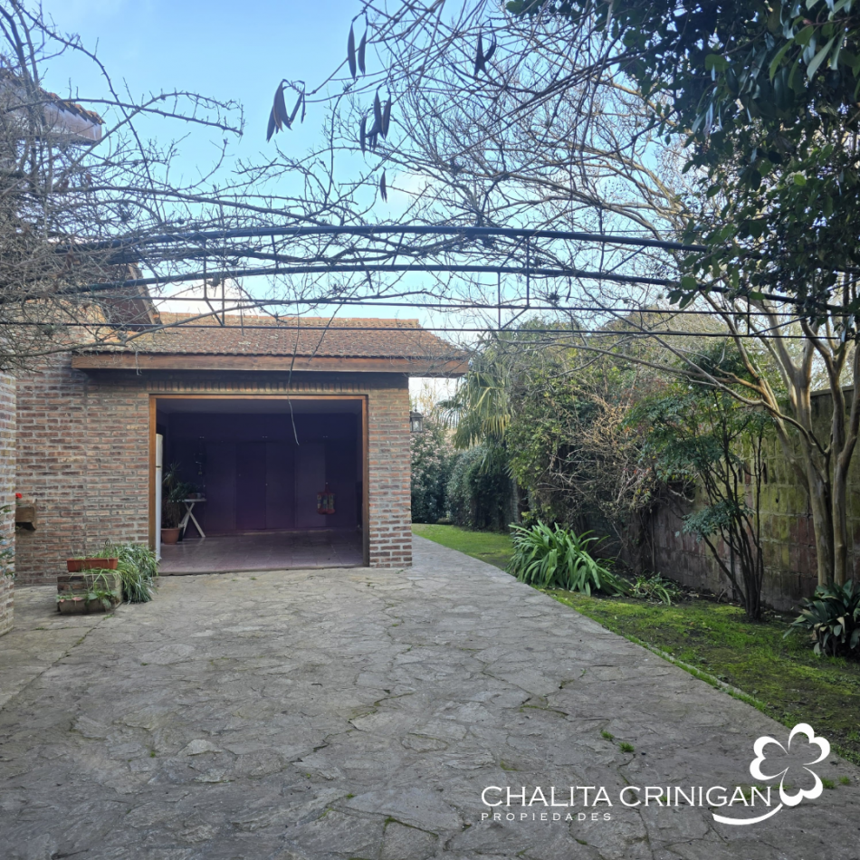Chalet en lote arbolado de 800 m² - Ubicacion centrica , todos los servicios .