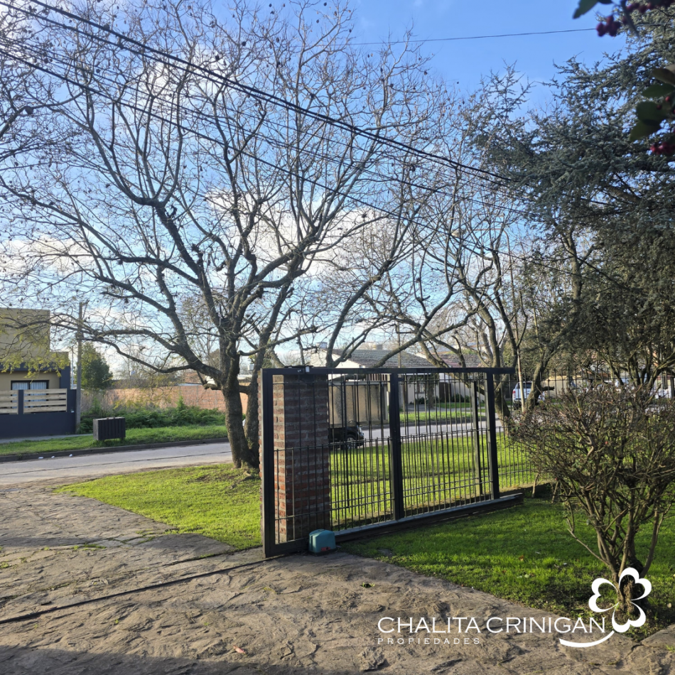 Chalet en lote arbolado de 800 m² - Ubicacion centrica , todos los servicios .