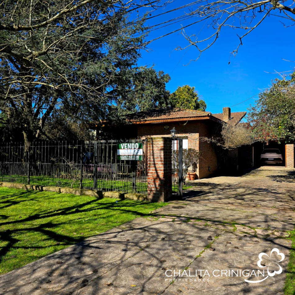 Chalet en lote arbolado de 800 m² - Ubicacion centrica , todos los servicios .