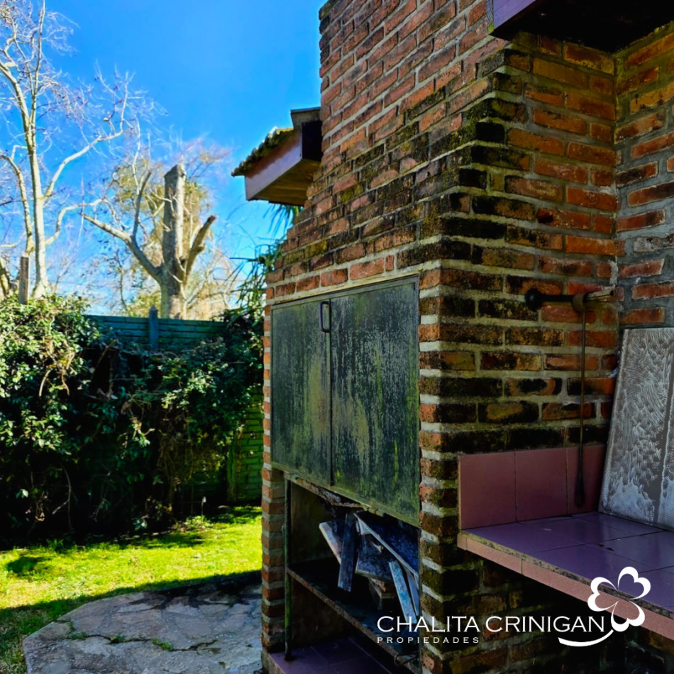 Chalet en lote arbolado de 800 m² - Ubicacion centrica , todos los servicios .