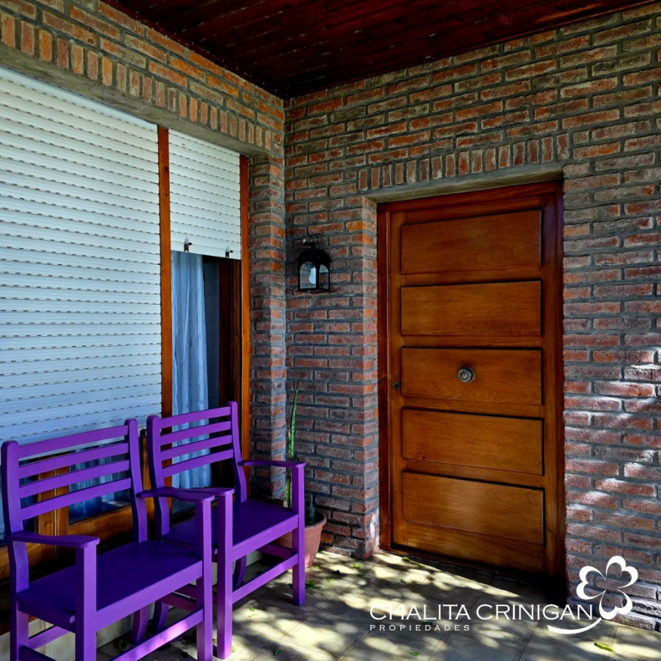 Chalet en lote arbolado de 800 m² - Ubicacion centrica , todos los servicios .