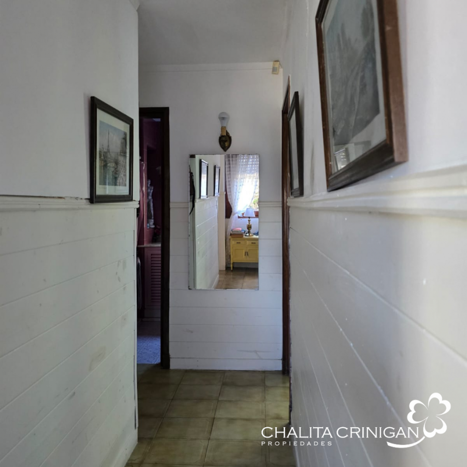 Chalet en lote arbolado de 800 m² - Ubicacion centrica , todos los servicios .