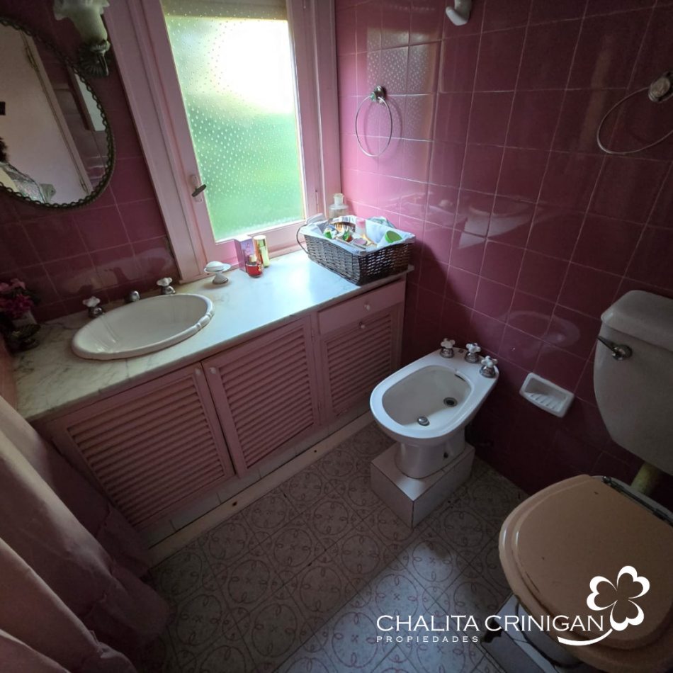 Chalet en lote arbolado de 800 m² - Ubicacion centrica , todos los servicios .