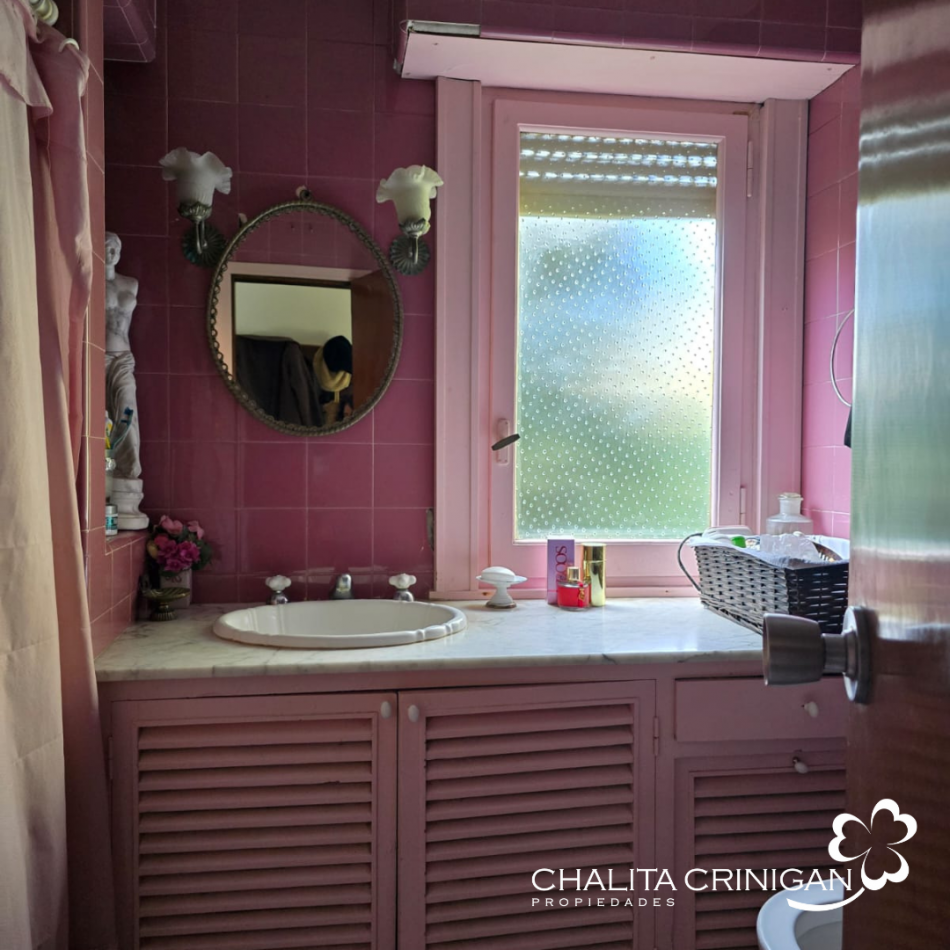 Chalet en lote arbolado de 800 m² - Ubicacion centrica , todos los servicios .