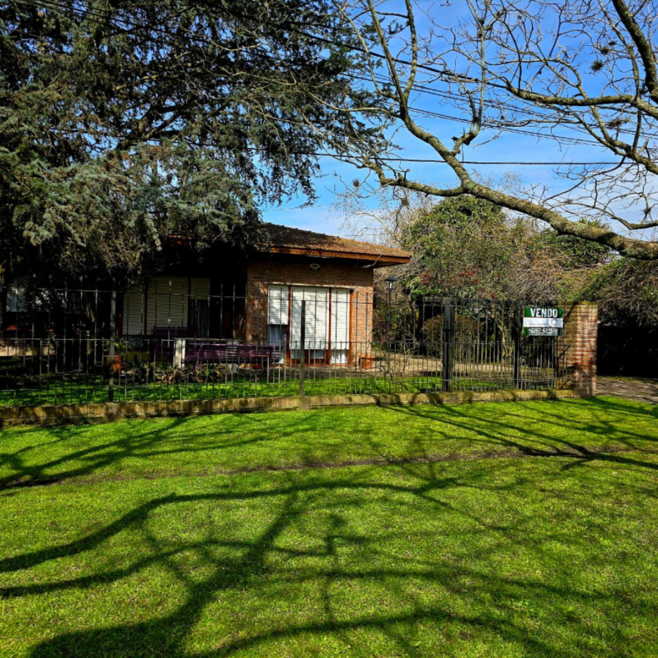 Chalet en lote arbolado de 800 m² - Ubicacion centrica , todos los servicios .