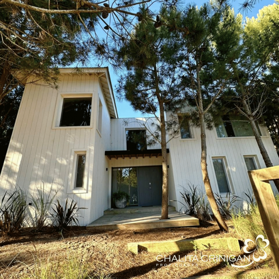 Costa Esmeralda- Casa en venta , totalmente equipada. Barrio Maritimo III 24.