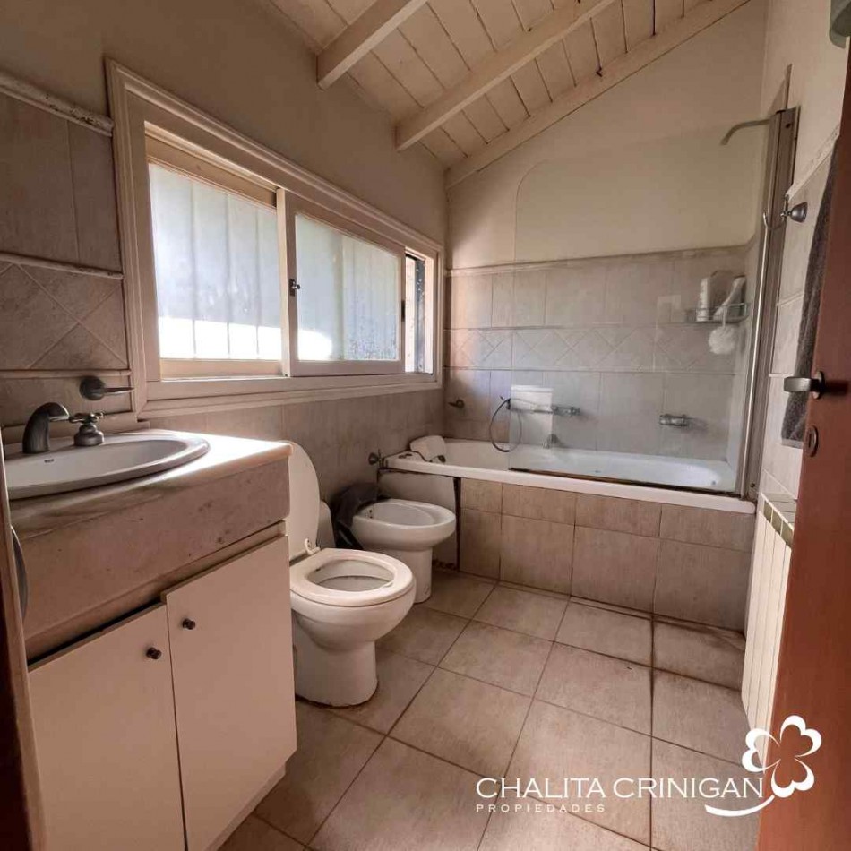 ¡ VENTA ! Gral. Madariaga , Bs. As.   Casa de solida construccion y excelente ubicacion. 