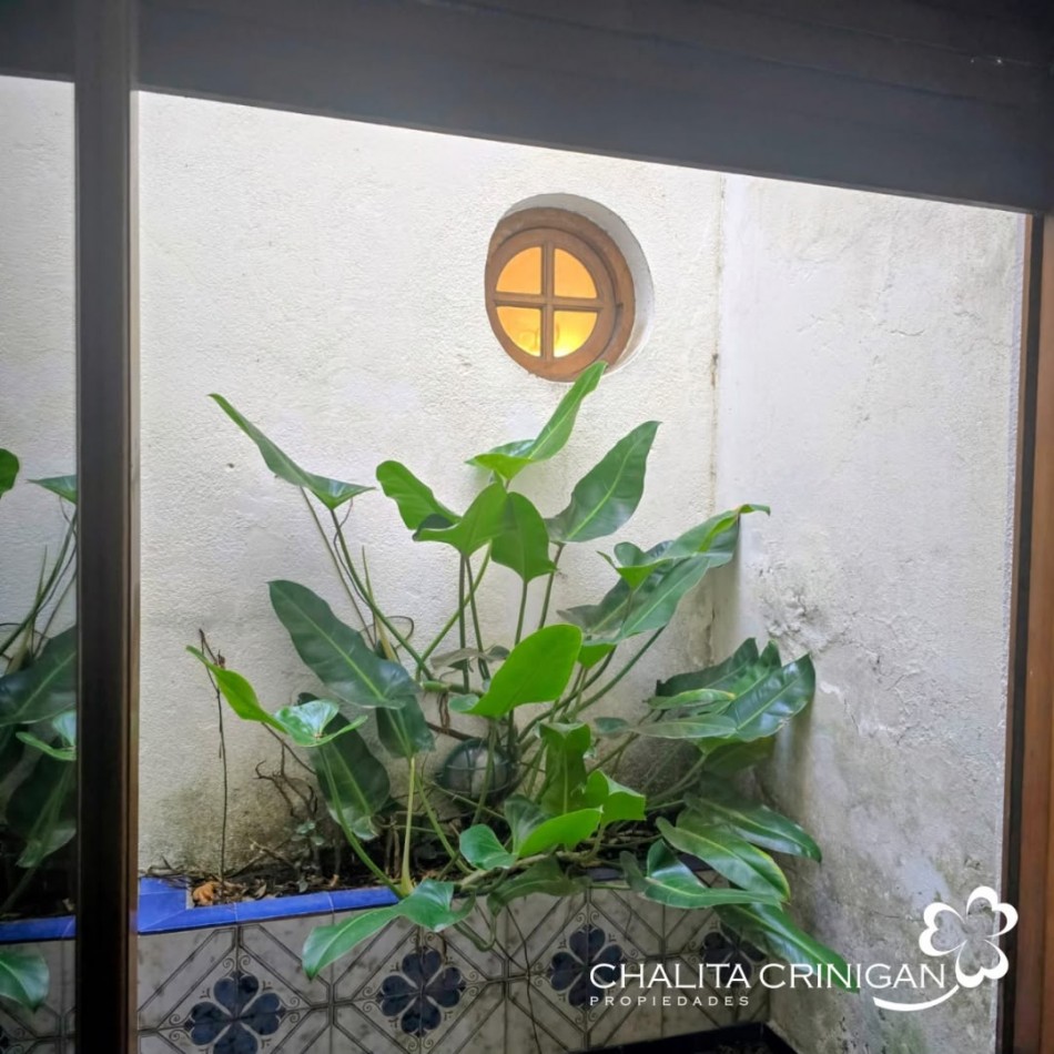 CASA DE SOLIDA CONSTRUCCION Y EXELENTE UBICACION, EN DOS PLANTAS.