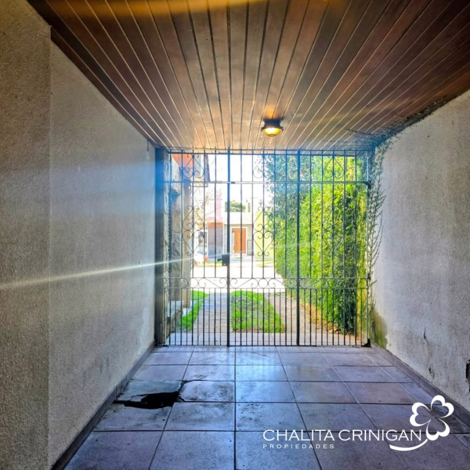 CASA DE SOLIDA CONSTRUCCION Y EXELENTE UBICACION, EN DOS PLANTAS.