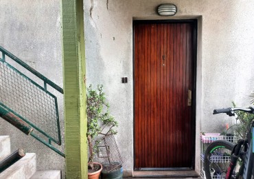 DEPARTAMENTO EN SEGUNDO PISO POR ESCALERA.