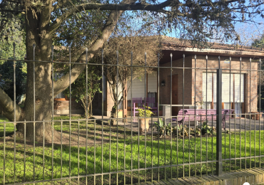 Chalet en lote arbolado de 800 m² - Ubicacion centrica , todos los servicios .