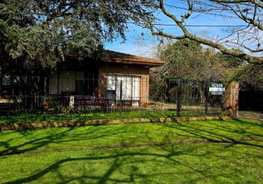 Chalet en lote arbolado de 800 m² - Ubicacion centrica , todos los servicios .